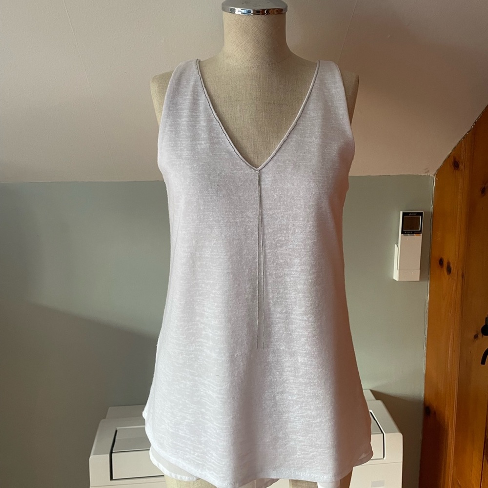 Crosby lined white v neck top with thin chain. Size M